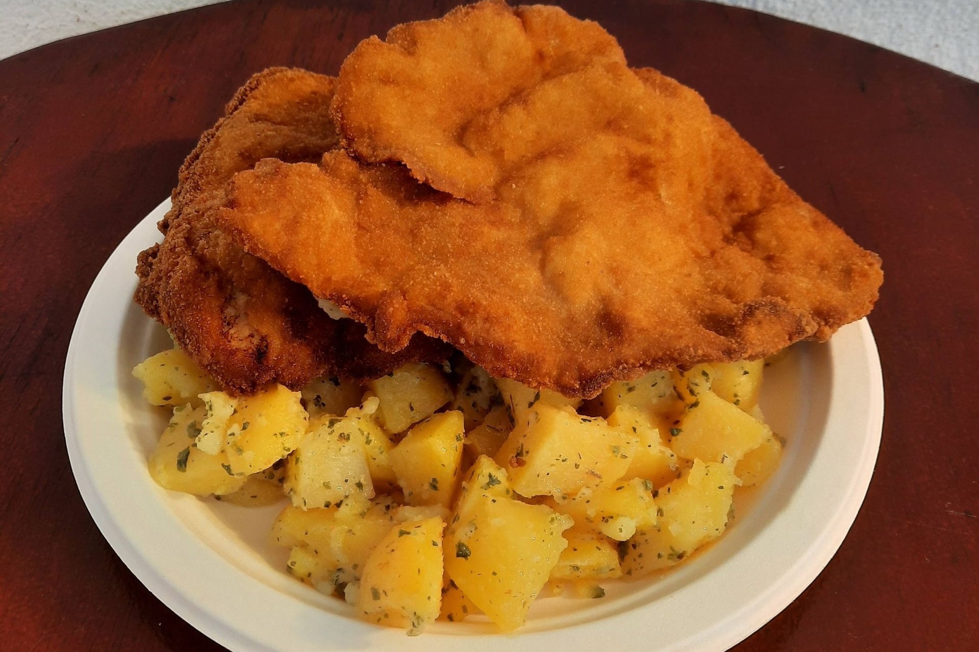 Gyorsan finomat! Frissensültek, készételek széles választéka a Mobil Grill Gyorsbüfében. Változatos köretek, házias ízek, bőséges adagok és mindig mosolygós kiszolgálás Budapest Márton Áron téren a 1112 kerületben.