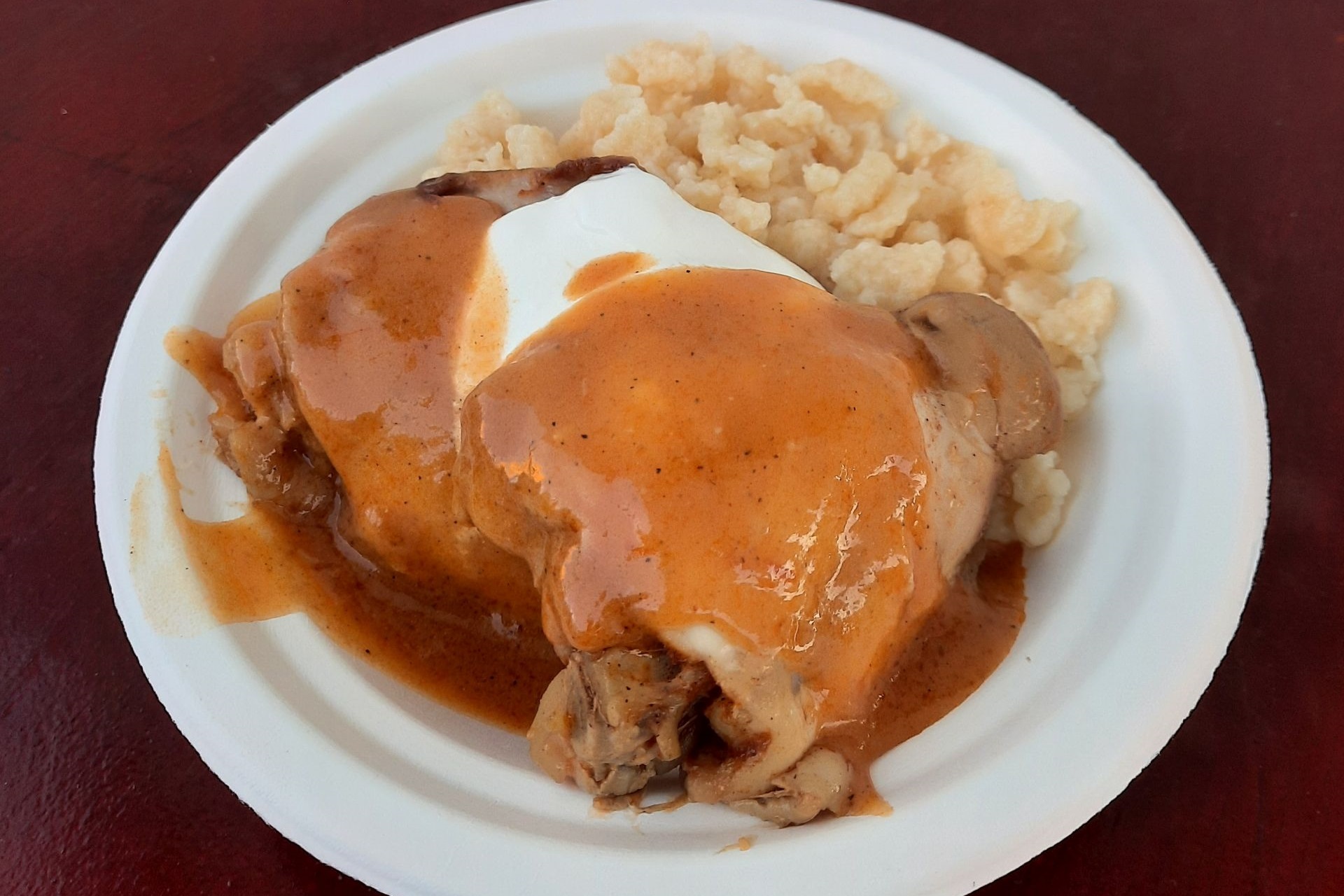 Paprikás csirke a Mobil Grill Gyorsbüfében! Gyorsan finomat! Frissensültek, készételek széles választéka a Mobil Grill Gyorsbüfében. Változatos köretek, házias ízek, bőséges adagok és mindig mosolygós kiszolgálás Budapest Márton Áron téren a 1112 kerületben.