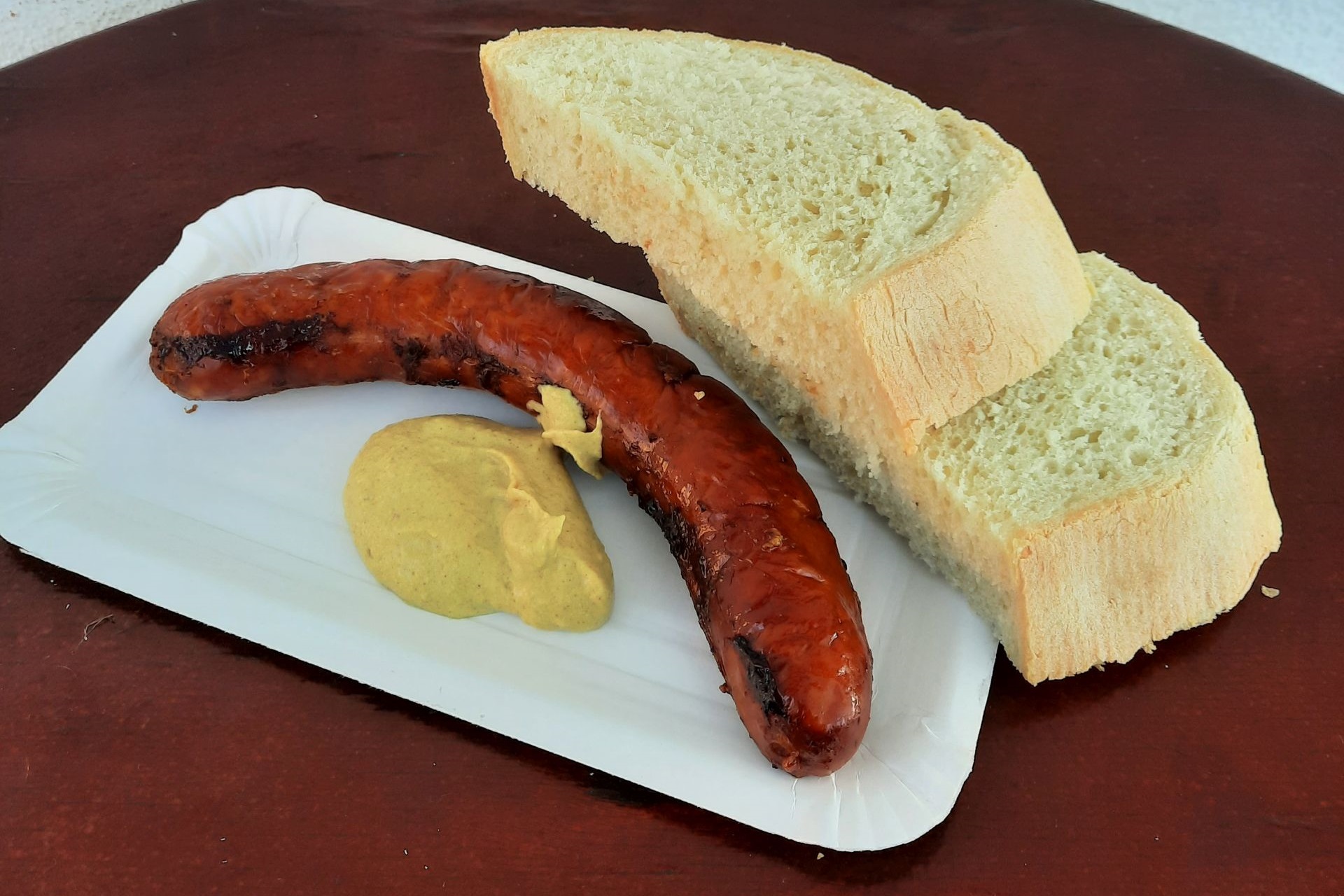 Sült kolbász a Mobil Grill Gyorsbüfében! Gyorsan finomat! Frissensültek, készételek széles választéka a Mobil Grill Gyorsbüfében. Változatos köretek, házias ízek, bőséges adagok és mindig mosolygós kiszolgálás Budapest Márton Áron téren a 1112 kerületben.