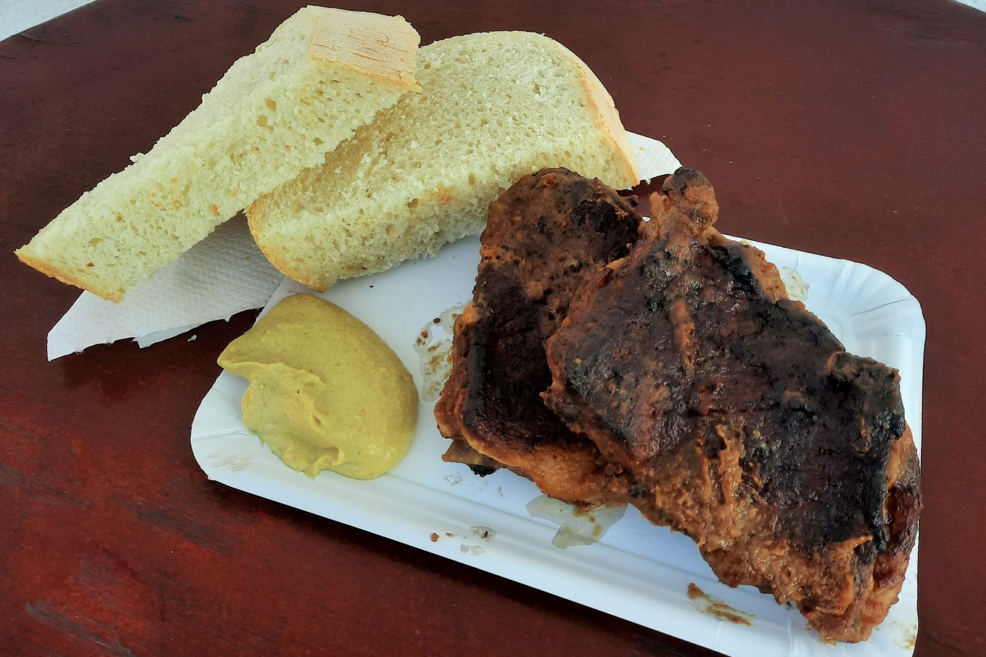 Sült oldalas a Mobil Grill Gyorsbüfében! Gyorsan finomat! Frissensültek, készételek széles választéka a Mobil Grill Gyorsbüfében. Változatos köretek, házias ízek, bőséges adagok és mindig mosolygós kiszolgálás Budapest Márton Áron téren a 1112 kerületben.